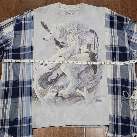 🚨SOLD🚨🚨The Mountain wolf tshirt flannel - Picture 3 of 6